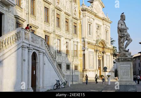 Palazzo della Carovana dei Cavalieri und Kirche von Santo Stefano im Piazza dei Cavalieri von Giorgio Vasari. Pisa. Italien Stockfoto