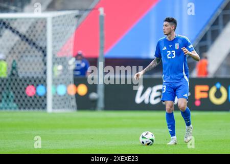 Berlin, Deutschland. Juni 2024. Berlin, 29. Juni 2024: Alessandro Bastoni (23 Italien) kontrolliert den Ball während des Fußballspiels der UEFA EURO 2024 Deutschland Runde 16 zwischen der Schweiz und Italien im Olympiastadion in Berlin. (Daniela Porcelli/SPP) Credit: SPP Sport Press Photo. /Alamy Live News Stockfoto