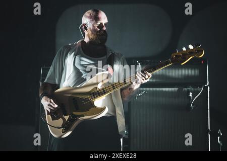 ITALIEN, COLLEGNO, 29. JUNI: Adam Devonshire, Bassist der britischen Band IDLES, trat live auf der Bühne beim Flowers Festival 2024 auf Stockfoto