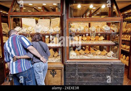 Schmuck-Shop in der Ponte Vecchio Brücke. Florenz. Toskana, Italien Stockfoto