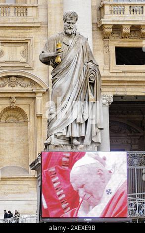 Bild von Papst Johannes Paul II. Unter großer Statue am Petersplatz. Vatikanstadt, Rom. Italien Stockfoto