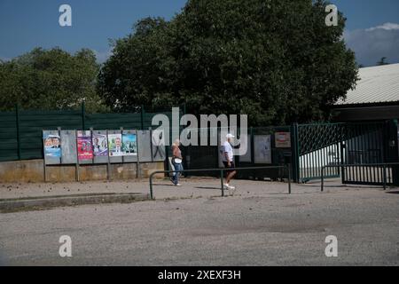 St-Maximin-La-Sainte-Baume, Frankreich, 30. Juni 2024. Die Wähler kommen im Rahmen der Wahlkampagne für die französischen Parlamentswahlen 2024 vor Wahlplakaten über die Wahlkreise. Quelle: David GABIS/Alamy Live News Stockfoto