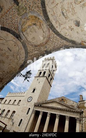 Palazzo del Capitano del Popolo und Tempel der Minerva in Piazza del Comune. Assisi. Umbria, Italien Stockfoto