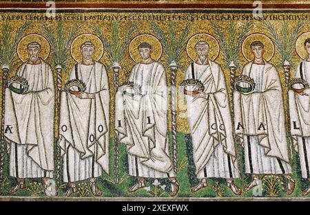 Märtyrerprozession, byzantinisches Mosaik in der Basilika Sant¥'Apollinare Nuovo. Ravenna. Emilia-Romagna, Italien Stockfoto