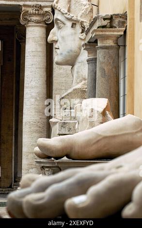 Reste der Statue des Kaisers Constantine II am Hof des Palazzo dei Conservatori, Capitoline Museum. Rom. Italien Stockfoto