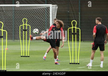 Freiberg, Deutschland. 30. Juni 2024. Die belgische Wout Faes wurde während eines Trainings der belgischen Fußballnationalmannschaft Red Devils am Sonntag, den 30. Juni 2024, in ihrem Basislager in Freiberg am Neckar während der Fußball-Europameisterschaft 2024 gezeigt. Am Montag treffen die Roten Teufel in der Achtelrunde auf Frankreich. BELGA FOTO BRUNO FAHY Credit: Belga News Agency/Alamy Live News Stockfoto