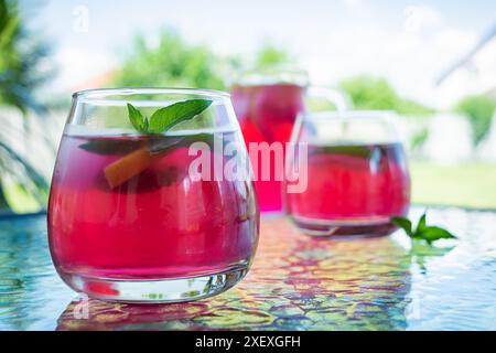 Basilikum-Limonade. Hausgemachte Limonade mit violettem Basilikum und Minze Stockfoto