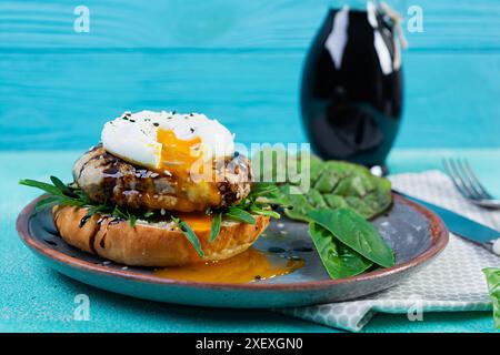 Leckeres Frühstück mit pochierten Eiern, Brötchen und Hühnchenkotelett. Eggs Benedikt Stockfoto