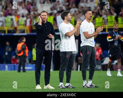 Julian Nagelsmann (Deutschland, Bundestrainer), Benjamin Glueck (Deutschland, Co-Trainer), Sandro Wagner (Deutschland, Co-Trainer) freut sich ueber den Sieg und schauen nachdenklich zur Tribuene mit Fans und Familie, GER gegen Dänemark (DEN), Fussball Europameisterschaft, UEFA EURO 2024, Achtelfinale 29.06.2024 Foto: Eibner-Pressefoto/Michael Memmler Stockfoto