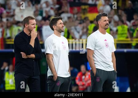 Julian Nagelsmann (Deutschland, Bundestrainer), Benjamin Glueck (Deutschland, Co-Trainer), Sandro Wagner (Deutschland, Co-Trainer) freut sich ueber den Sieg und schauen nachdenklich zur Tribuene mit Fans und Familie, GER gegen Dänemark (DEN), Fussball Europameisterschaft, UEFA EURO 2024, Achtelfinale 29.06.2024 Foto: Eibner-Pressefoto/Michael Memmler Stockfoto