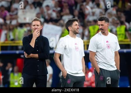 Julian Nagelsmann (Deutschland, Bundestrainer), Benjamin Glueck (Deutschland, Co-Trainer), Sandro Wagner (Deutschland, Co-Trainer) freut sich ueber den Sieg und schauen nachdenklich zur Tribuene mit Fans und Familie, GER gegen Dänemark (DEN), Fussball Europameisterschaft, UEFA EURO 2024, Achtelfinale 29.06.2024 Foto: Eibner-Pressefoto/Michael Memmler Stockfoto