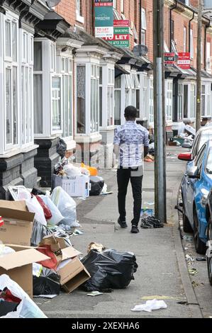 Selly Oak, Birmingham, 30. Juni 2024 - Menschen kämpften, auf Abschnitten von Gehwegen zu laufen, da überall Müll verstreut war. - Die Wohnstraßen in Birmingham wurden zu Mülldeponien gemacht, während die Studenten am Ende ihrer Verträge ihr Haus ziehen. Die meisten Studenten besuchen die University of Birmingham, die etwa eine halbe Meile (800 m) von den terrassenförmig angelegten Wohnstraßen von Selly Oak entfernt liegt. Die Straßen wurden hauptsächlich von Vermietern aufgekauft, die sie an die Studenten vermieten, mit einer Reihe von „for Rent“-Schildern. Quelle: Stop Press Media/Alamy Live News Stockfoto