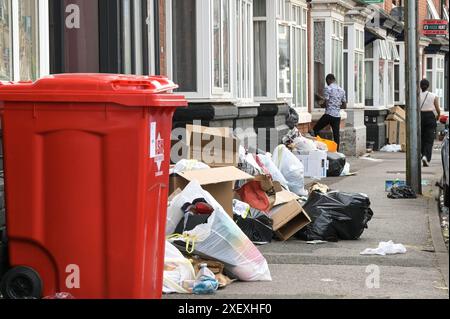 Selly Oak, Birmingham, 30. Juni 2024 - Menschen kämpften, auf Abschnitten von Gehwegen zu laufen, da überall Müll verstreut war. - Die Wohnstraßen in Birmingham wurden zu Mülldeponien gemacht, während die Studenten am Ende ihrer Verträge ihr Haus ziehen. Die meisten Studenten besuchen die University of Birmingham, die etwa eine halbe Meile (800 m) von den terrassenförmig angelegten Wohnstraßen von Selly Oak entfernt liegt. Die Straßen wurden hauptsächlich von Vermietern aufgekauft, die sie an die Studenten vermieten, mit einer Reihe von „for Rent“-Schildern. Quelle: Stop Press Media/Alamy Live News Stockfoto