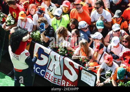 Spielberg, Österreich. 30. Juni 2024. Ein Red Bull mit Fans. 30.06.2024. Formel-1-Weltmeisterschaft, Rd 11, Großer Preis Von Österreich, Spielberg, Österreich, Wettkampftag. Das Foto sollte lauten: XPB/Alamy Live News. Stockfoto