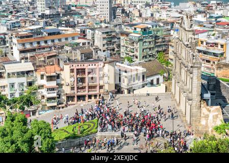Malerische Aussicht auf die Ruinen von St. Paul's im historischen Zentrum von Macao. Bunte Touristenmassen. Stockfoto