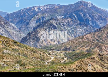 Eingerahmter Panoramablick über den Kings Canyon National Park Stockfoto