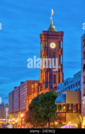 Der Turm des berühmten Roten Rathauses, das Rathaus von Berlin, bei Nacht Stockfoto