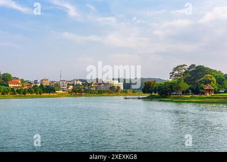 Malerischer Blick auf den Xuan Huong See im Zentrum von Dalat, Vietnam. Dalat (da Lat) ist ein beliebtes Touristenziel Asiens. Stockfoto