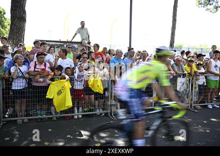 Cesenatico, Italien. 30. Juni 2024. Die Fans treffen sich zu Beginn der zweiten Etappe des Tour de France-Radrennens 2024 von Cesenatico, Italien, nach Bologna, Italien (198 km). Die 111. Ausgabe der Tour de France beginnt am Samstag, den 29. Juni und endet am 21. Juli in Nizza. BELGA FOTO JASPER JACOBS Credit: Belga News Agency/Alamy Live News Stockfoto