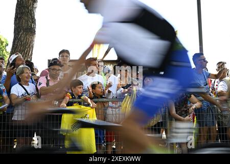 Cesenatico, Italien. 30. Juni 2024. Die Fans treffen sich zu Beginn der zweiten Etappe des Tour de France-Radrennens 2024 von Cesenatico, Italien, nach Bologna, Italien (198 km). Die 111. Ausgabe der Tour de France beginnt am Samstag, den 29. Juni und endet am 21. Juli in Nizza. BELGA FOTO JASPER JACOBS Credit: Belga News Agency/Alamy Live News Stockfoto