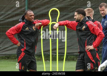 Freiberg, Deutschland. 30. Juni 2024. Die belgischen Lois Openda und die belgische Yannick Carrasco wurden während eines Trainings der belgischen Fußballnationalmannschaft Red Devils am Sonntag, den 30. Juni 2024, in ihrem Basislager in Freiberg am Neckar während der Fußball-Europameisterschaft 2024 gezeigt. Am Montag treffen die Roten Teufel in der Achtelrunde auf Frankreich. BELGA FOTO BRUNO FAHY Credit: Belga News Agency/Alamy Live News Stockfoto