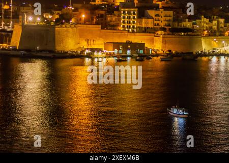 Nachtansicht auf die Stadt Vittoriosa von Valletta, Malta Stockfoto