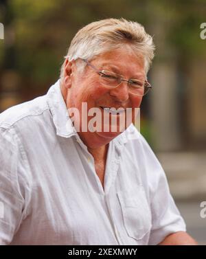 London, Großbritannien. 30. Juni 2024. Edward Stourton, Fernsehsender und Journalist, in den BBC-Studios am Portland Place. Er ist ein britischer Sender und Moderator des BBC Radio 4-Programms Sunday und war ein häufiger Mitwirkender des Today-Programms. Quelle: Mark Thomas/Alamy Live News Stockfoto