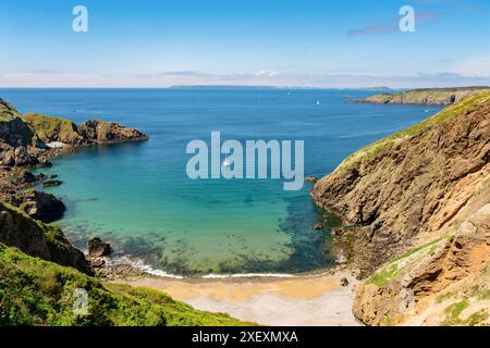 Blick auf La Grande Greve Bay und Bucht von Le Coupee, dem schmalen Isthmus zwischen Big Sark und Little Sark. Guernsey, Kanalinseln, Großbritannien Stockfoto