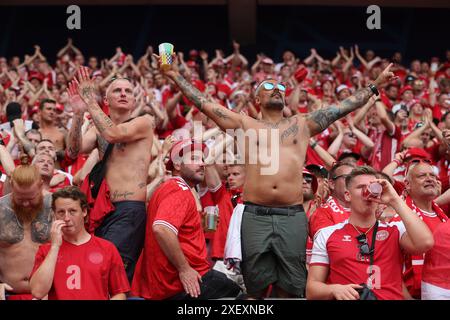 Dortmund, Deutschland. Juni 2024. Dänische Fans beim Spiel der UEFA-Europameisterschaft im BVB Stadion Dortmund. Der Bildnachweis sollte lauten: Paul Terry/Sportimage Credit: Sportimage Ltd/Alamy Live News Stockfoto