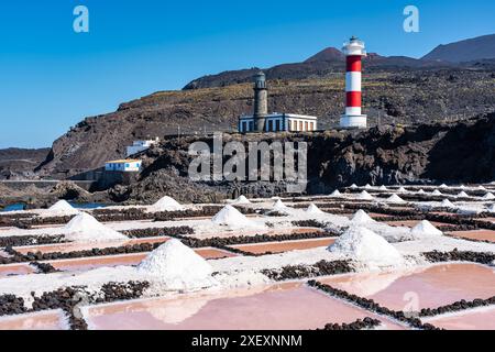 Meersalzindustrie am Meer mit zwei Leuchttürmen im Süden der Insel La Palma, Fuencaliente. Stockfoto