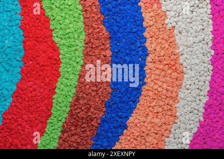 Kreatives gestreiftes Mosaik aus buntem Tissue-Papier, zu kleinen Kugeln gerollt. Rainbow Papercraft Stockfoto