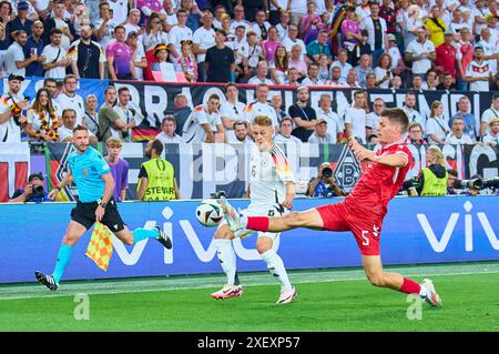 Dortmund, Deutschland. Juni 2024. Joshua Kimmich, DFB 6 tritt um den Ball, Tackling, Duell, Header, zweikampf, Action, Fight gegen Joakim Maehle, DEN 5 im Best of 16 Spiel DEUTSCHLAND - DÄNEMARK 2-0 der UEFA-Europameisterschaft 2024 am 29. Juni 2024 in Dormund, Deutschland. Fotograf: ddp Images/STAR-Images Credit: ddp Media GmbH/Alamy Live News Stockfoto