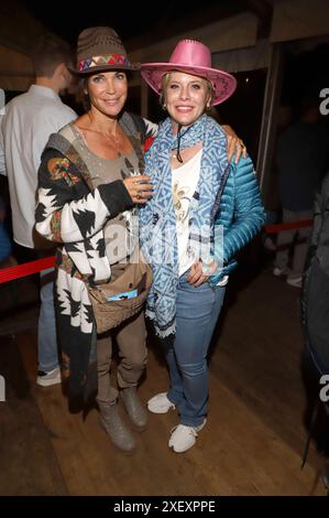 Gerit Kling und Eva Habermann bei der Premiere von Winnetou II - Ribanna und Old Firehand bei den Karl-May-Spielen 2024 im Freilichttheater am Kalkberg. Bad Segeberg, 29.06.2024 *** Gerit Kling und Eva Habermann bei der Uraufführung von Winnetou II Ribanna und Old Firehand bei den Karl May Games 2024 im Freilichttheater in Kalkberg Bad Segeberg, 29 06 2024 Foto:xgbrcix/xFuturexImagex winnetou prem 4677 Stockfoto