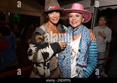 Gerit Kling und Eva Habermann bei der Premiere von Winnetou II - Ribanna und Old Firehand bei den Karl-May-Spielen 2024 im Freilichttheater am Kalkberg. Bad Segeberg, 29.06.2024 *** Gerit Kling und Eva Habermann bei der Uraufführung von Winnetou II Ribanna und Old Firehand bei den Karl May Games 2024 im Freilichttheater in Kalkberg Bad Segeberg, 29 06 2024 Foto:xgbrcix/xFuturexImagex winnetou prem 4679 Stockfoto