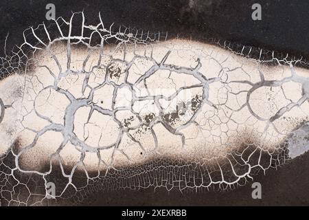 Eine detaillierte Aufnahme einer Struktur von gerissener Farbe auf einem alten Stahlblech Stockfoto