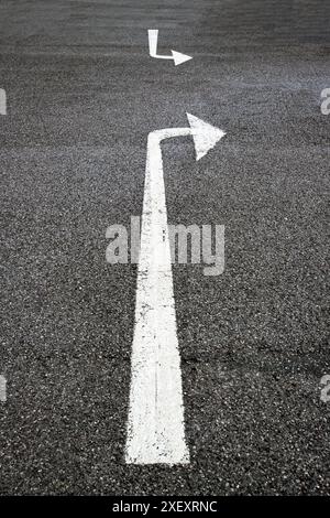 Biegen Sie rechts ab, das Schild mit den Pfeilen für den Verkehr ist auf dem Asphalt gemalt Stockfoto