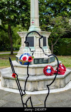 Ruislip war Memorial mit unbekannter Tommy Statue, Ruislip, Borough of Hillingdon, London, England GROSSBRITANNIEN Stockfoto