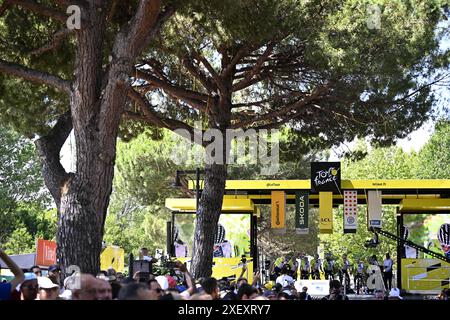 Cesenatico, Italien. 30. Juni 2024. Der Beginn der zweiten Etappe des Tour de France-Radrennens 2024, von Cesenatico, Italien nach Bologna, Italien (198 km). Die 111. Ausgabe der Tour de France beginnt am Samstag, den 29. Juni und endet am 21. Juli in Nizza. BELGA FOTO JASPER JACOBS Credit: Belga News Agency/Alamy Live News Stockfoto