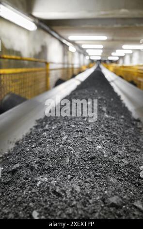 Förderband für den Kohletransport in einer Heizanlage, selektive Fokussierung. Stockfoto