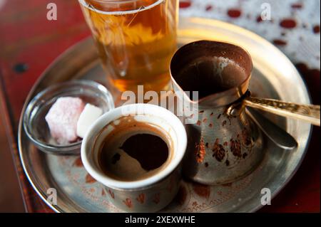 Sarajevo, Bosnien Und Herzegowina. Juli 2019. Traditioneller bosnischer Kaffee wird in einem Sarajevo Café serviert. Quelle: SOPA Images Limited/Alamy Live News Stockfoto