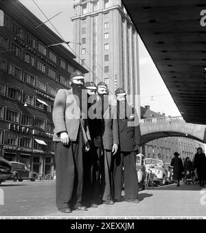 In den 1940er Jahren Eine Gruppe von vier Männern, die alle einen falschen Bart auf der Straße tragen. Eine seltsame und lustige Szene, die während einer Werbeveranstaltung für den amerikanischen Film "Mr. Elvedere geht aufs College" aufgenommen wurde. Schweden 1949. Kristoffersson Ref. AP100-6 Stockfoto