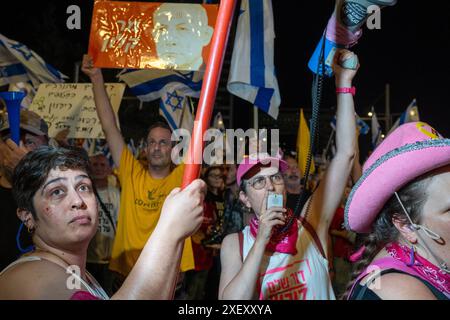 Tel Aviv, Israel. Juni 2024. Demonstranten rufen während der Demonstration zu einem sofortigen Geiselabkommen auf. Israelische Demonstranten auf einer Demonstration, die zu einem Geiselabkommen und zur Ersetzung der Regierung von Binyamin Nethanyahu aufruft, die wöchentlich in Tel Aviv stattfindet. Während der Kundgebung marschierten die Familien der Geiseln mit der Menge zum "Histadrut", der allgemeinen Arbeiterorganisation in Israel, um einen Großstreik zu führen und neue Wahlen zu fordern. Demonstranten haben Feuer gelegt und den Ayalon Highway blockiert. Quelle: SOPA Images Limited/Alamy Live News Stockfoto