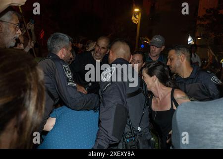 Tel Aviv, Israel. Juni 2024. KM Na'ama Lazimi (blaues Hemd) wurde während der Demonstration von Polizisten angegriffen. Israelische Demonstranten auf einer Demonstration, die zu einem Geiselabkommen und zur Ersetzung der Regierung von Binyamin Nethanyahu aufruft, die wöchentlich in Tel Aviv stattfindet. Während der Kundgebung marschierten die Familien der Geiseln mit der Menge zum "Histadrut", der allgemeinen Arbeiterorganisation in Israel, um einen Großstreik zu führen und neue Wahlen zu fordern. Demonstranten haben Feuer gelegt und den Ayalon Highway blockiert. Quelle: SOPA Images Limited/Alamy Live News Stockfoto