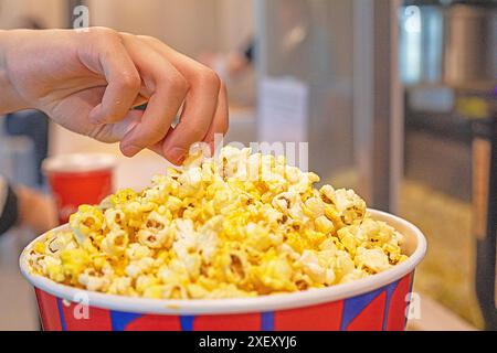 Probieren Sie klassisches Popcorn, bevor Sie sich einen Film ansehen. Familienausflug Stockfoto