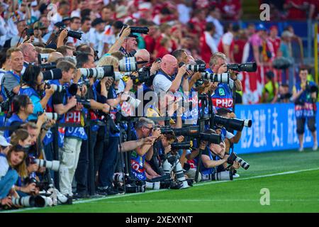 Dortmund, Deutschland. Juni 2024. Fotografen im Best of 16-Spiel DEUTSCHLAND, Dänemark. , . Am 29. Juni 2024 in Dormund, Deutschland. Fotograf Credit: Peter Schatz/Alamy Live News Stockfoto