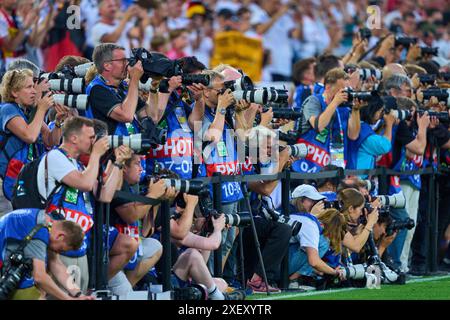 Dortmund, Deutschland. Juni 2024. Fotografen im Best of 16-Spiel DEUTSCHLAND, Dänemark. , . Am 29. Juni 2024 in Dormund, Deutschland. Fotograf Credit: Peter Schatz/Alamy Live News Stockfoto