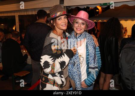 Gerit Kling und Eva Habermann bei der Premierenfeier von Winnetou II - Ribanna und Old Firehand bei den Karl-May-Spielen in Bad Segeberg bei Hamburg, viel Action und Spaß, eine Liebesgeschichte und am Ende noch ein Baby - im Wilden Westen im Freilichtheater am Kalkberg gibt es in diesem Jahr besonders emotionale Unterhaltung, 29.6.2024 *** Gerit Kling und Eva Habermann bei der Uraufführung von Winnetou II Ribanna und Old Firehand bei den Karl May Games in Bad Segeberg bei Hamburg, viel Action und Spaß, eine Liebesgeschichte und ein Baby am Ende im Wilden Westen im Freilichttheater am Kalkberg Th Stockfoto