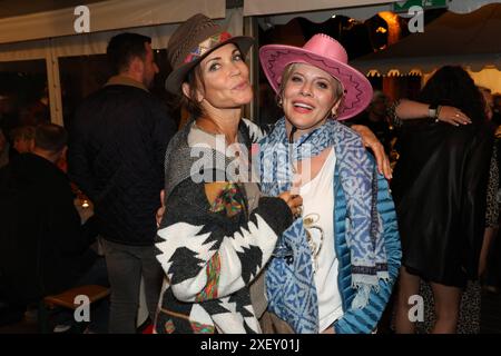 Gerit Kling und Eva Habermann bei der Premierenfeier von Winnetou II - Ribanna und Old Firehand bei den Karl-May-Spielen in Bad Segeberg bei Hamburg, viel Action und Spaß, eine Liebesgeschichte und am Ende noch ein Baby - im Wilden Westen im Freilichtheater am Kalkberg gibt es in diesem Jahr besonders emotionale Unterhaltung, 29.6.2024 *** Gerit Kling und Eva Habermann bei der Uraufführung von Winnetou II Ribanna und Old Firehand bei den Karl May Games in Bad Segeberg bei Hamburg, viel Action und Spaß, eine Liebesgeschichte und ein Baby am Ende im Wilden Westen im Freilichttheater am Kalkberg Th Stockfoto