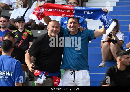 Fans beim Achtelfinale der UEFA EURO 2024 zwischen der Schweiz und Italien im Olympiastadion am 29. Juni 2024 in Berlin. Stockfoto