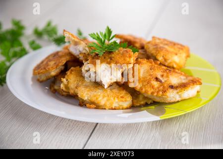 Knuspriges goldenes Fischfilet in Teig gebraten. Stockfoto